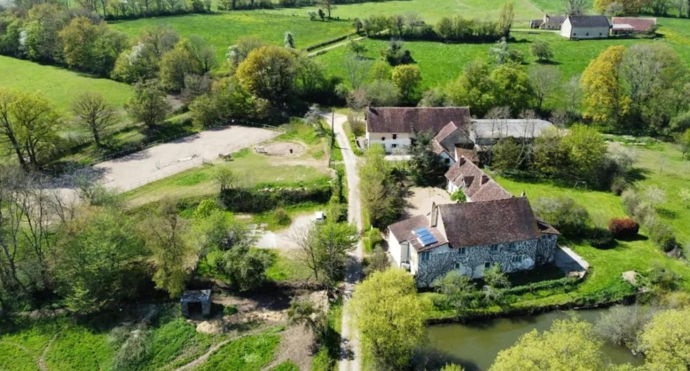 Saint-Amand-en-Puisaye Ferme Equestre & Chambres D'Hotes Gateau Stables Proche Guedelon מראה חיצוני תמונה